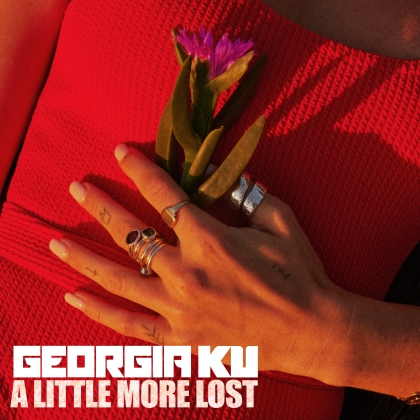 Georgia Ku prezentuje zniewalający singiel  A Little More Lost